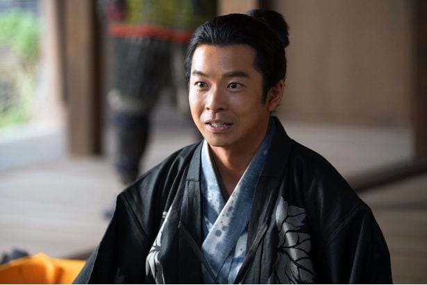 松永久秀(竹中直人)に笑顔で語り掛ける小一郎(仲野太賀)