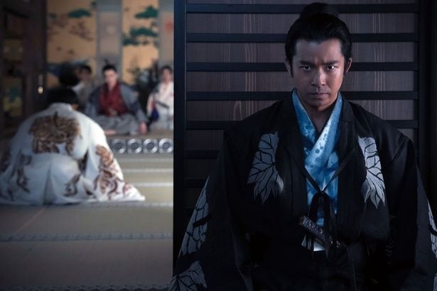藤吉郎(池松壮亮)の処罰を聞く小一郎(仲野太賀)