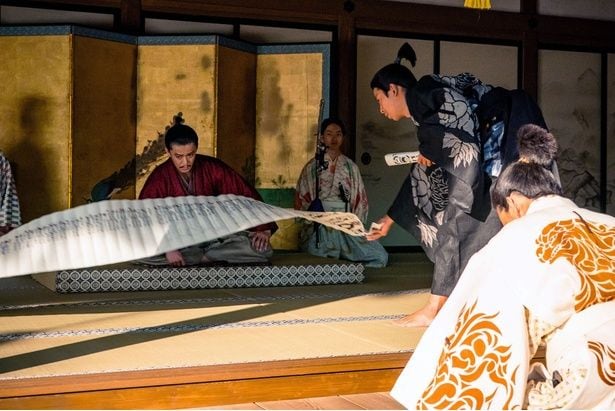 小一郎(仲野太賀)は信長(小栗旬)に血判状を差し出す