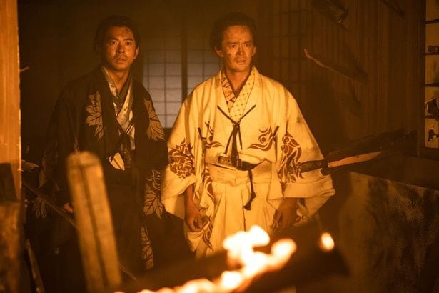 松永久秀(竹中直人)の自害に衝撃を受ける藤吉郎(池松壮亮)＆小一郎(仲野太賀)