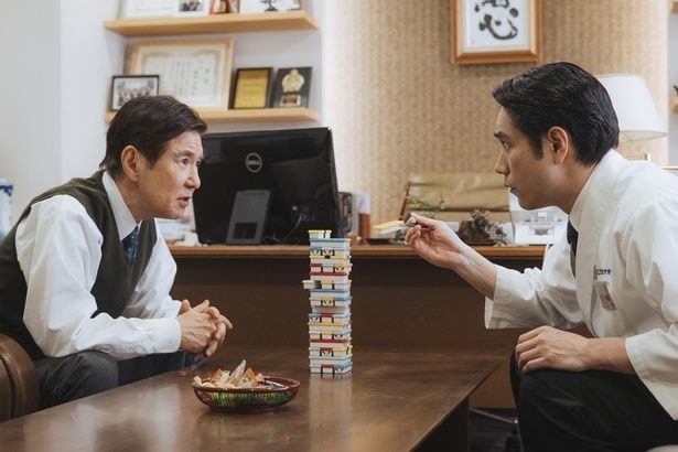 学長室での横田(関根勤)と大江戸(松山ケンイチ)のコミカルなやり取りも印象的