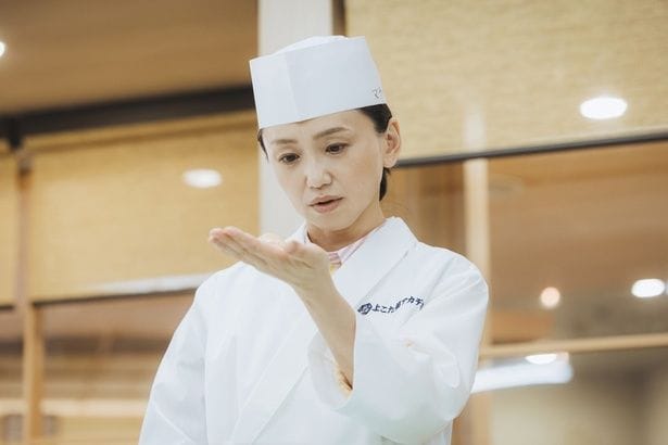 みなと(永作博美)にとって“鮨アカデミー”は、鮨の技術だけでなく多くの学びを得る場となっていく