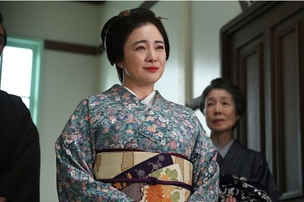 千佳子(仲間由紀恵)、手術が無事成功し笑顔の退院