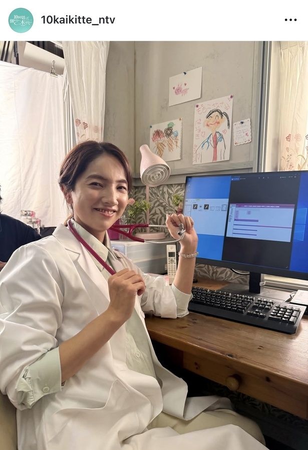 【写真】白衣姿の仁村紗和、聴診器を手にした診察室での笑顔に「ほっこりです」の声も