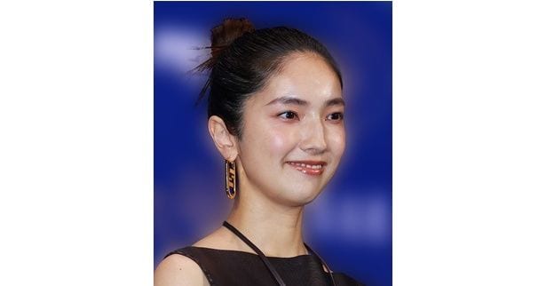 白衣姿の仁村紗和…聴診器を手にした“桃子先生”ショットに「元気もらってます」「癒し」の声<10回切って倒れない木はない>