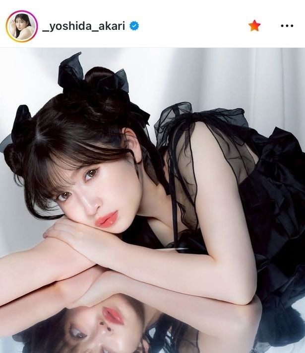 【写真】潤む大きな瞳の魔力に釘づけ…吉田朱里、透明肌と黒フリルドレスの対照美
