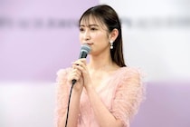 潤む大きな瞳の魔力に釘づけ…吉田朱里、透明肌と黒フリルドレスの対照美に「ビジュ強い」「綺麗」の声