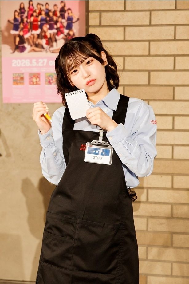 「旭屋書店」の制服を着た芳賀礼