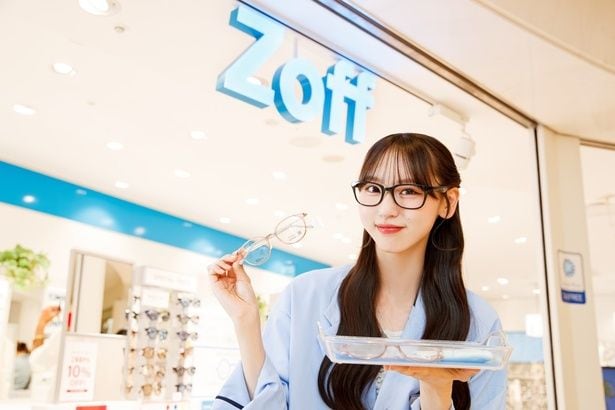 「Zoff」の店員制服を着た泉綾乃
