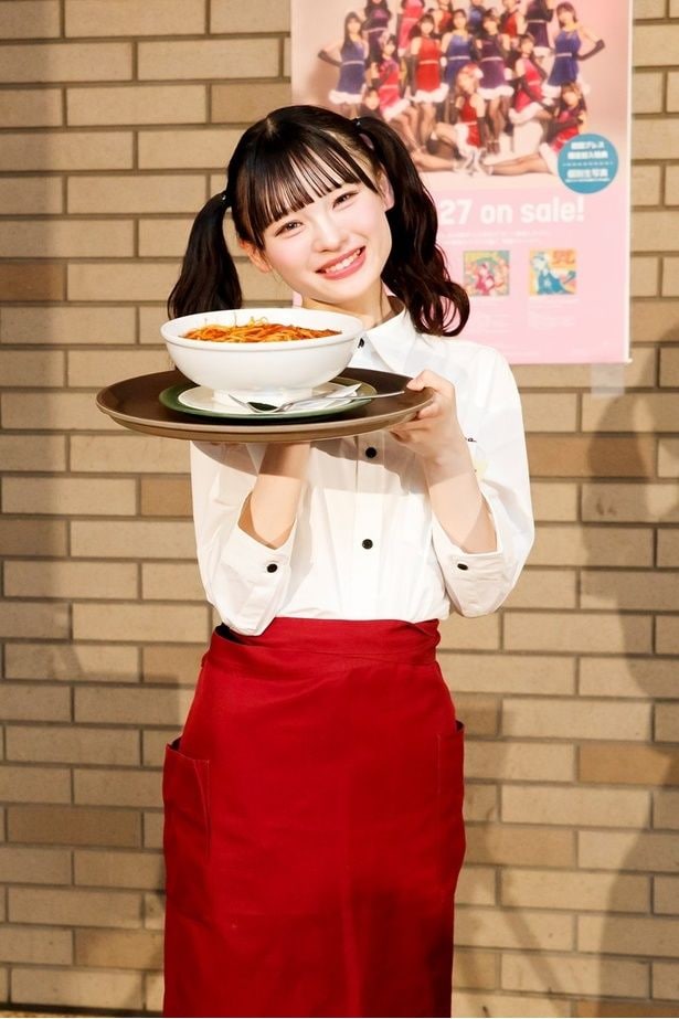 カプリチョーザの大盛りパスタを持つ制服姿の新澤菜央