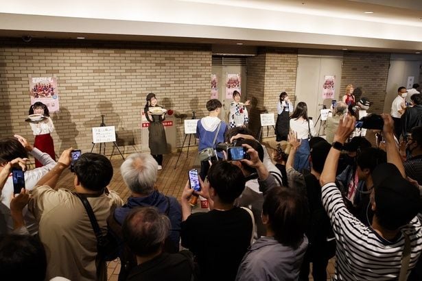 店員コスプレで、普段のイベントとは違う雰囲気で賑わうイベント会場
