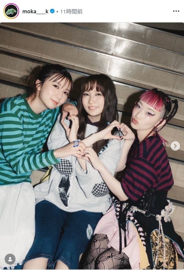 【写真】上白石萌歌＆幾田りら＆詩羽、寄り添いながら座ってハートポーズ