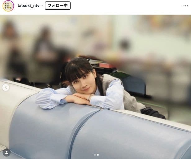 ソファで優しく微笑む松本穂香