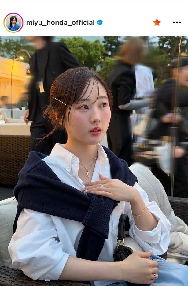 【写真】美デコルテの中央に輝くネックレス…本田望結、無防備な襟開け姿