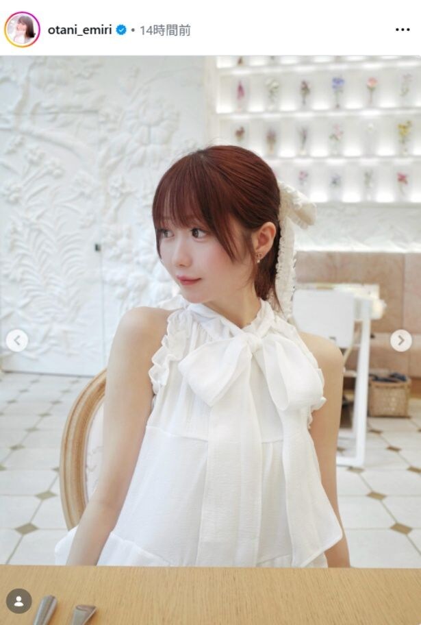 =LOVE・大谷映美里、大きなリボン付きのホワイトトップスを纏った横顔のショット