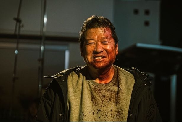 佐藤二朗、丸山隆平らの和気あいあいの現場を捉えたメイキング映像公開　劇中の緊迫感を忘れさせるお茶目な佐藤の姿も＜名無し＞