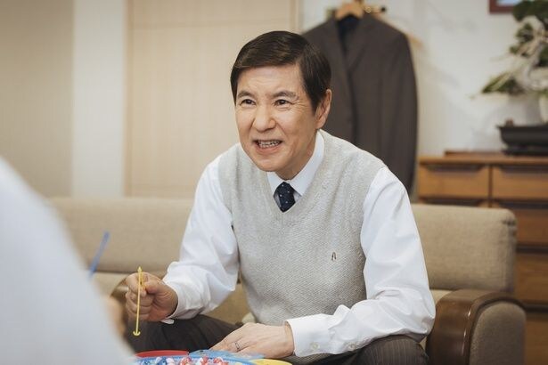 「時すでにおスシ!?」で、みなと(永作博美)らが通うよこた鮨アカデミーの学長・横田宗満を演じる関根勤