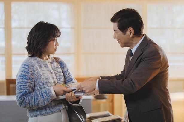 「よこた鮨アカデミー」に入学したみなと(永作博美)を温かく迎え入れる横田学長(関根勤)