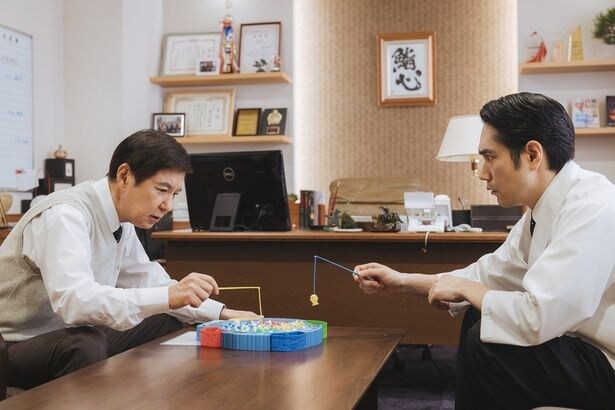 学長室で釣りゲームに興じる大江戸(松山ケンイチ)と横田学長(関根勤)