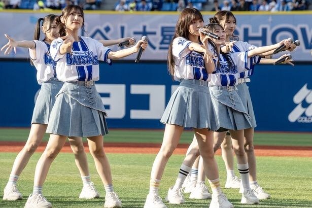 「神様の言うとーり！」を披露