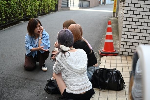 自ら座り、目線を合わせて会話する大久保佳代子