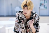 高橋恭平がマヨかけポーズにもこだわった“たこ焼き”作り＆鯉口シャツを着こなす本編映像が公開＜山口くんはワルくない＞