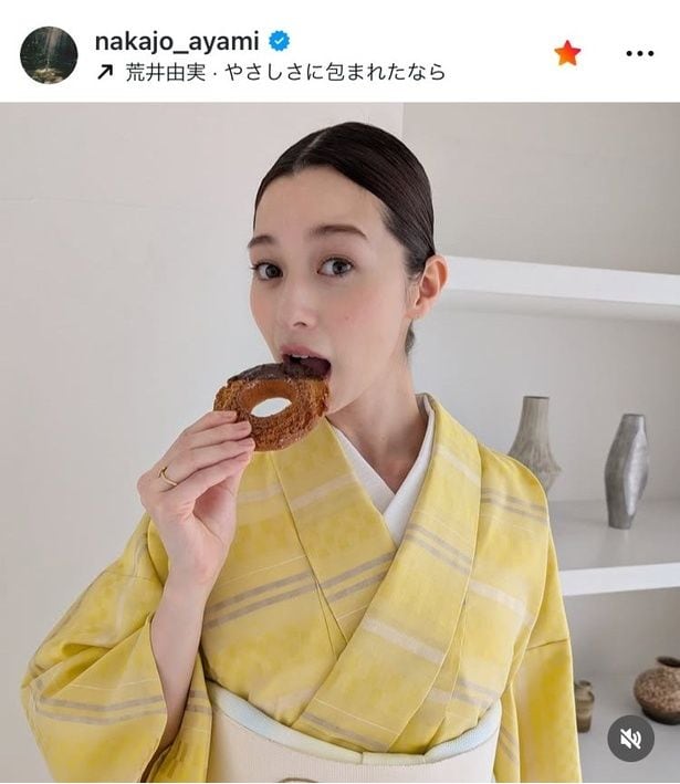 【写真】“夏着物”姿でドーナツを食べる…中条あやみ、目を丸くした愛らしい表情のギャップ