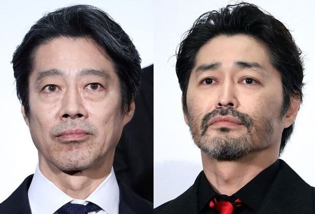 堤真一＆安田顕が並んでカメラを見つめる“コーチ2ショット”に「イケオジ」「最高に素敵」の声＜ＧＩＦＴ＞