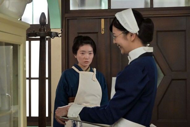 ツヤ(東野綾香)に自身に子どもが生まれなかったことを話す喜代(菊地亜希子)