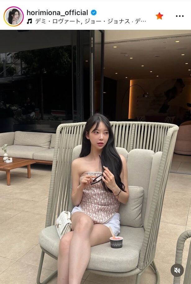 【写真】堀未央奈、“夏スタイル”のショートパンツ姿
