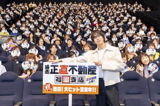 T・ジョイ博多で映画「正直不動産」の大ヒット開店御礼舞台あいさつを行った山下智久