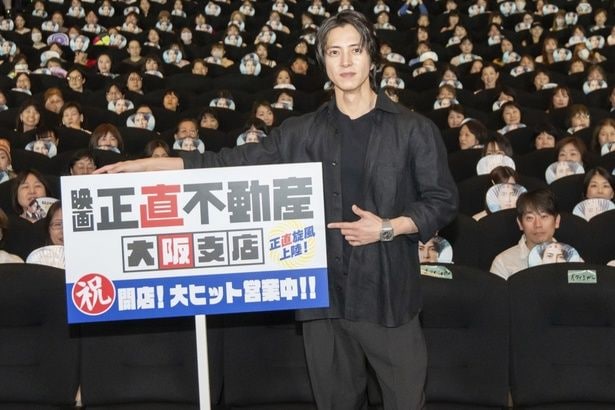 TOHOシネマズ梅田で映画「正直不動産」の大ヒット開店御礼舞台あいさつを行った山下智久