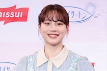 のん、爽やかブルー衣装で登場「自分がサーモンになった気持ちで…」就任4年目の“ニッスイサーモン”愛を語る
