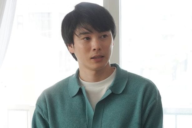 引っ越してきたばかりの夫婦の夫は、妊娠中の妻に隠れてタバコを吸う