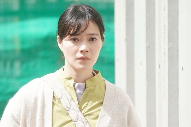 引っ越してきたばかりの夫婦の妻は、妊娠中でありながら夫とのケンカが絶えない