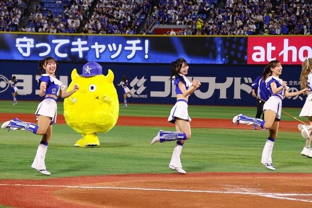 佐藤綺星(写真中央)はdianaと一緒にパフォーマンス