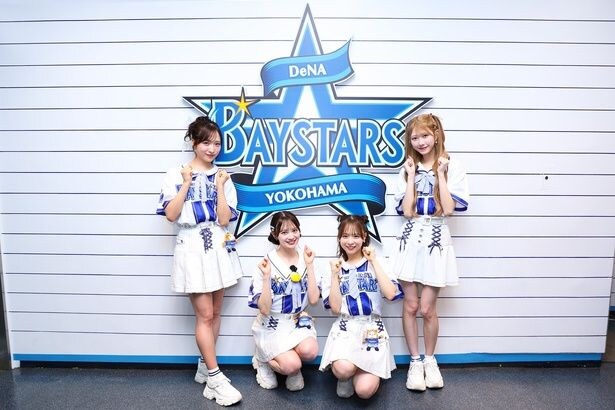 囲み取材に応じた小栗有以、伊藤百花、倉野尾成美、千葉恵里(写真左から)