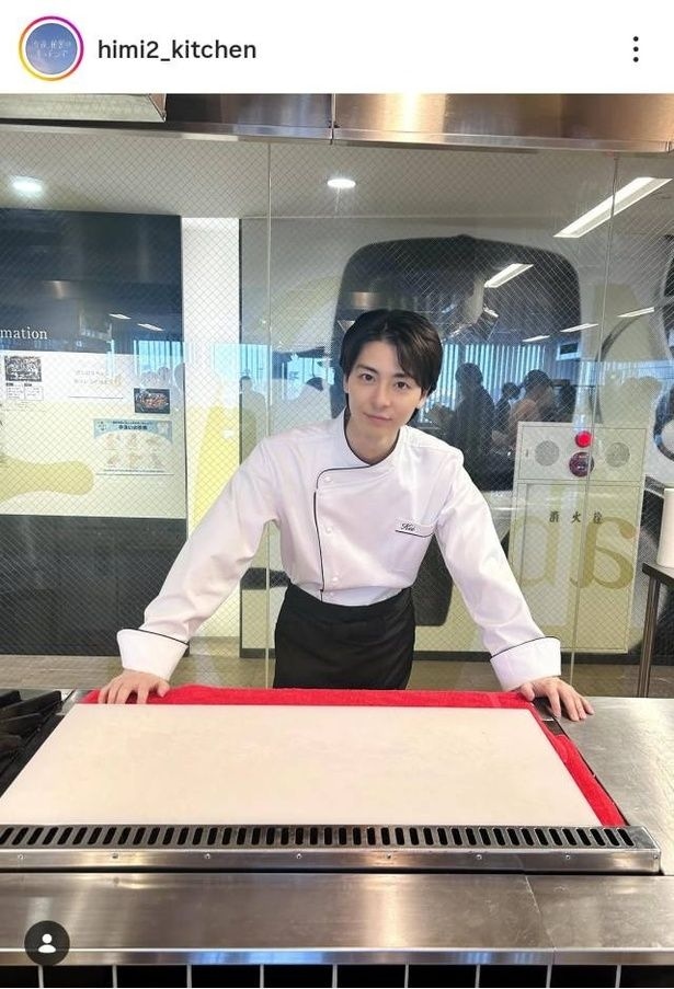 【写真】コックコートが似合う高杉真宙のさわやか笑顔ショット