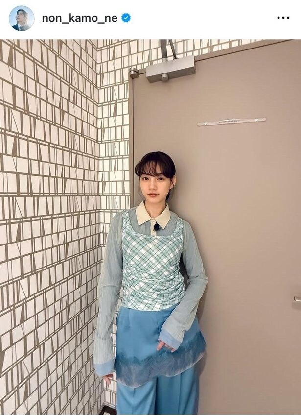 【写真】“寒色コーデ”の美しさに見とれてしまう…のん、オフショット