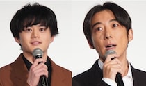 鈴鹿央士＆高橋一生、柱の陰で“ぴったり超密着”…密シーン舞台裏に「考察がとまりません」「大好きなシーン」＜リボーン 〜最後のヒーロー〜＞