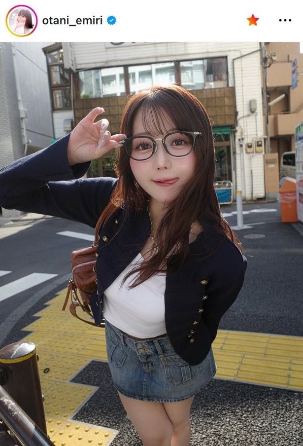 【写真】＝LOVE・大谷映美里、メガネ×ミニスカ姿