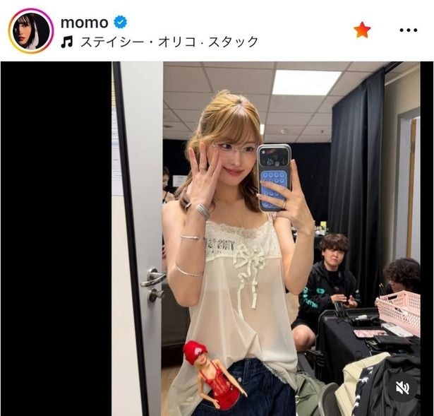 【写真】“メガネ”×シースルーのギャップ…TWICE・モモ、キャミ姿の自撮り