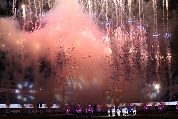 最後の曲を歌い終わると花火が打ち上げられ、大量の紙テープが舞った