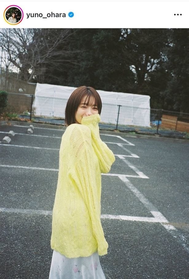 【写真】袖で口元隠す“はにかみ”が胸キュン…大原優乃、最上級に似合う黄色ニット姿