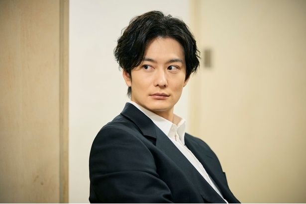 真(岡田将生)は、秦野の巧みな話術に引きこまれていく…