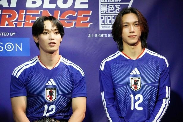 セレモニーに登場したJI BLUE・與那城奨、池崎理人(写真左から)