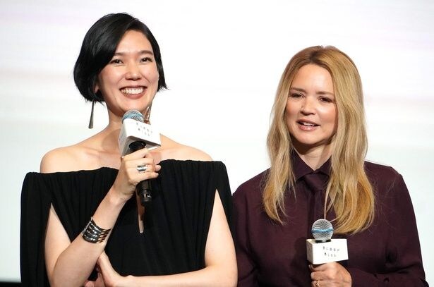 舞台あいさつに登場した岡本多緒、ビルジニー・エフィラ(写真左から)