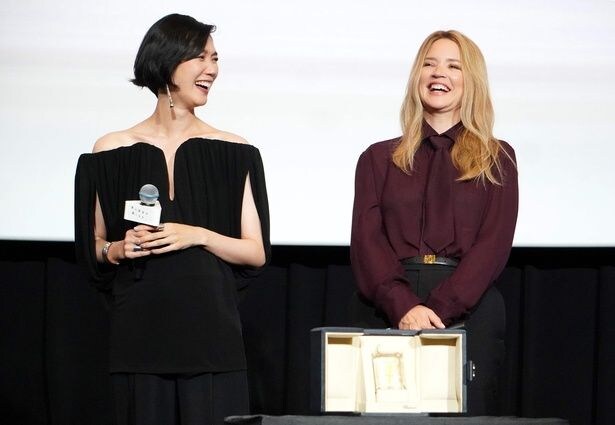 岡本多緒、ビルジニー・エフィラ(写真左から)