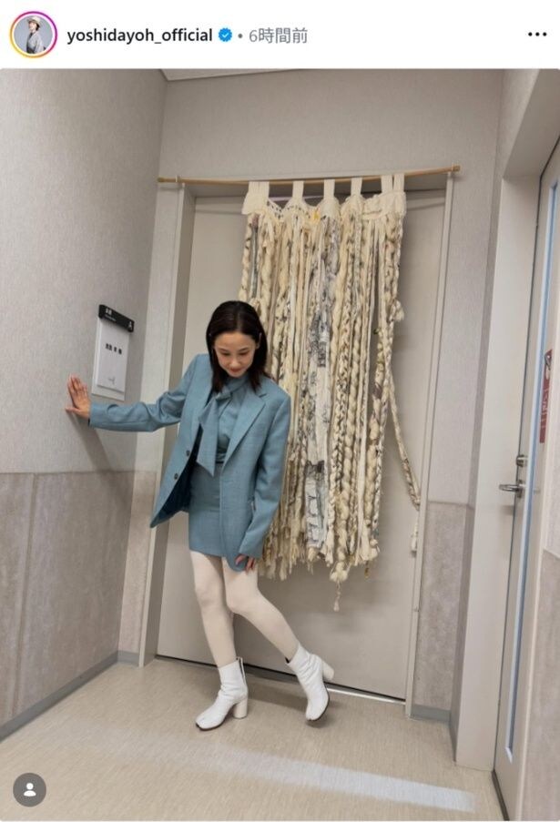 【写真】吉田羊、白タイツ×白ブーツに淡いブルーのセットアップを合わせたコーデを披露