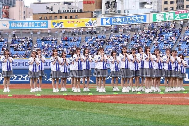 日向坂46が「キュン」を披露